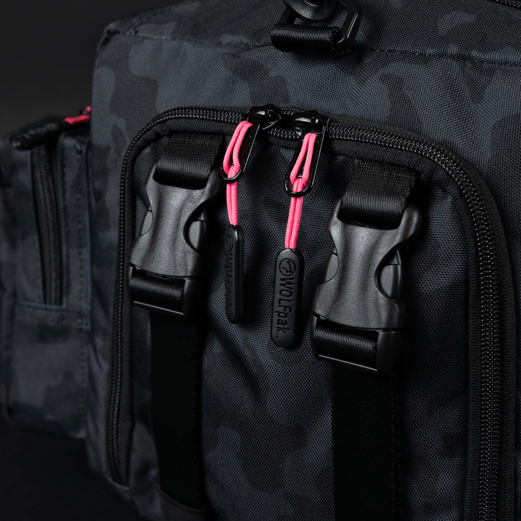 30L Perfect Duffle Bag Black Hearts